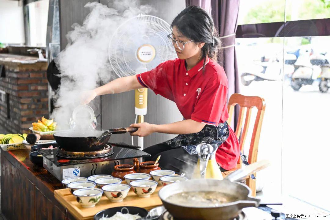 全网追的“扁担女孩”，找了一份暑假工，时薪12元 - 乐山生活资讯 - 乐山28生活网 ls.28life.com